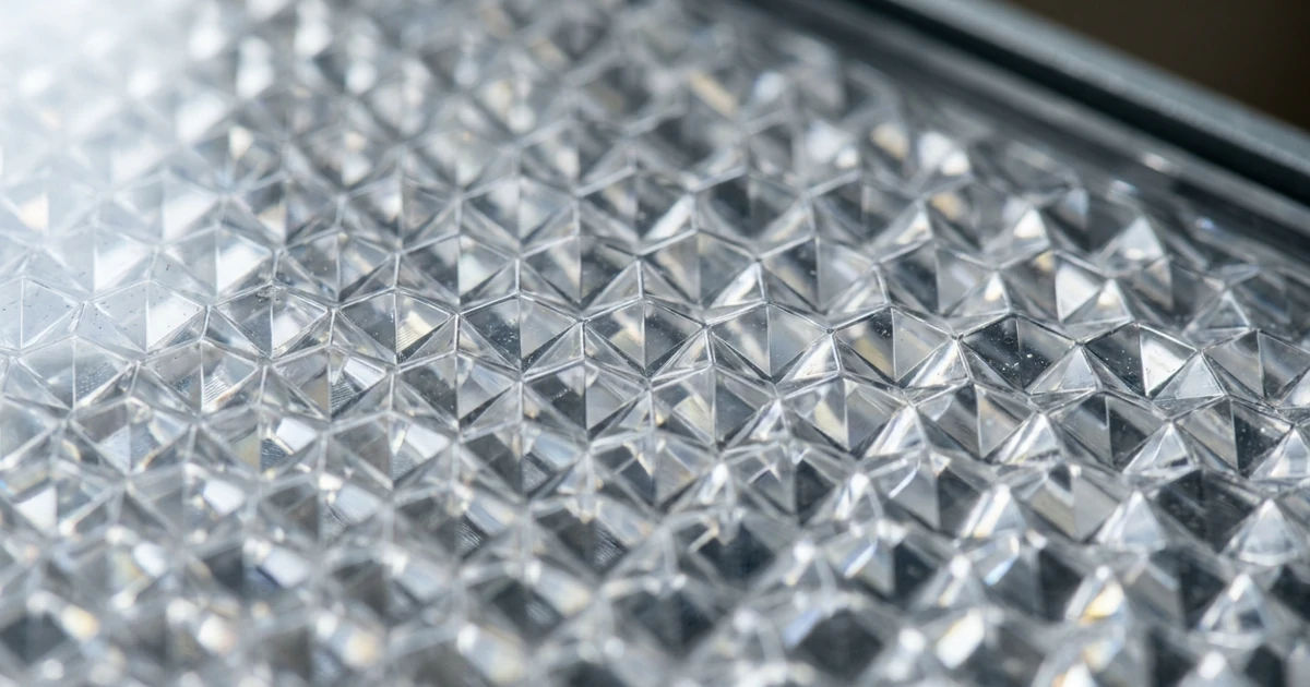 Struktur diffuser optik mikro-prismatik untuk luminaire LED